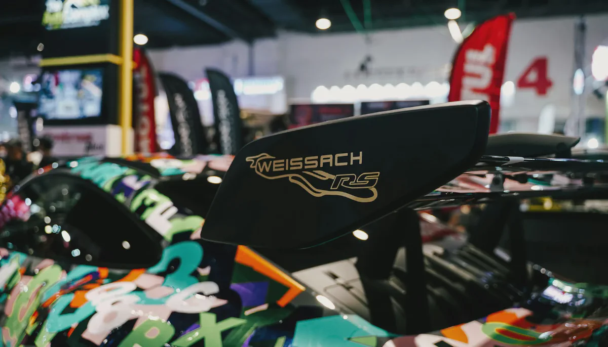 Porsche GT-Modell auf der Rennstrecke als Symbol für Weissach-Paket und Manthey-Kit im Vergleich.