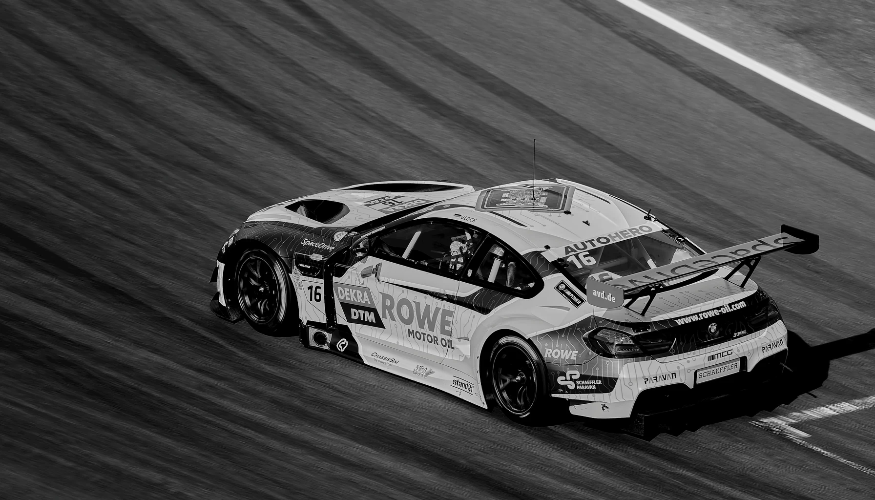 Die DTM ist die deutsche Sprint-Serie auf GT3-Basis. Werks-Programme, Strecken, Kultur — und warum sie nach Reglements-Umbau wieder relevant ist.