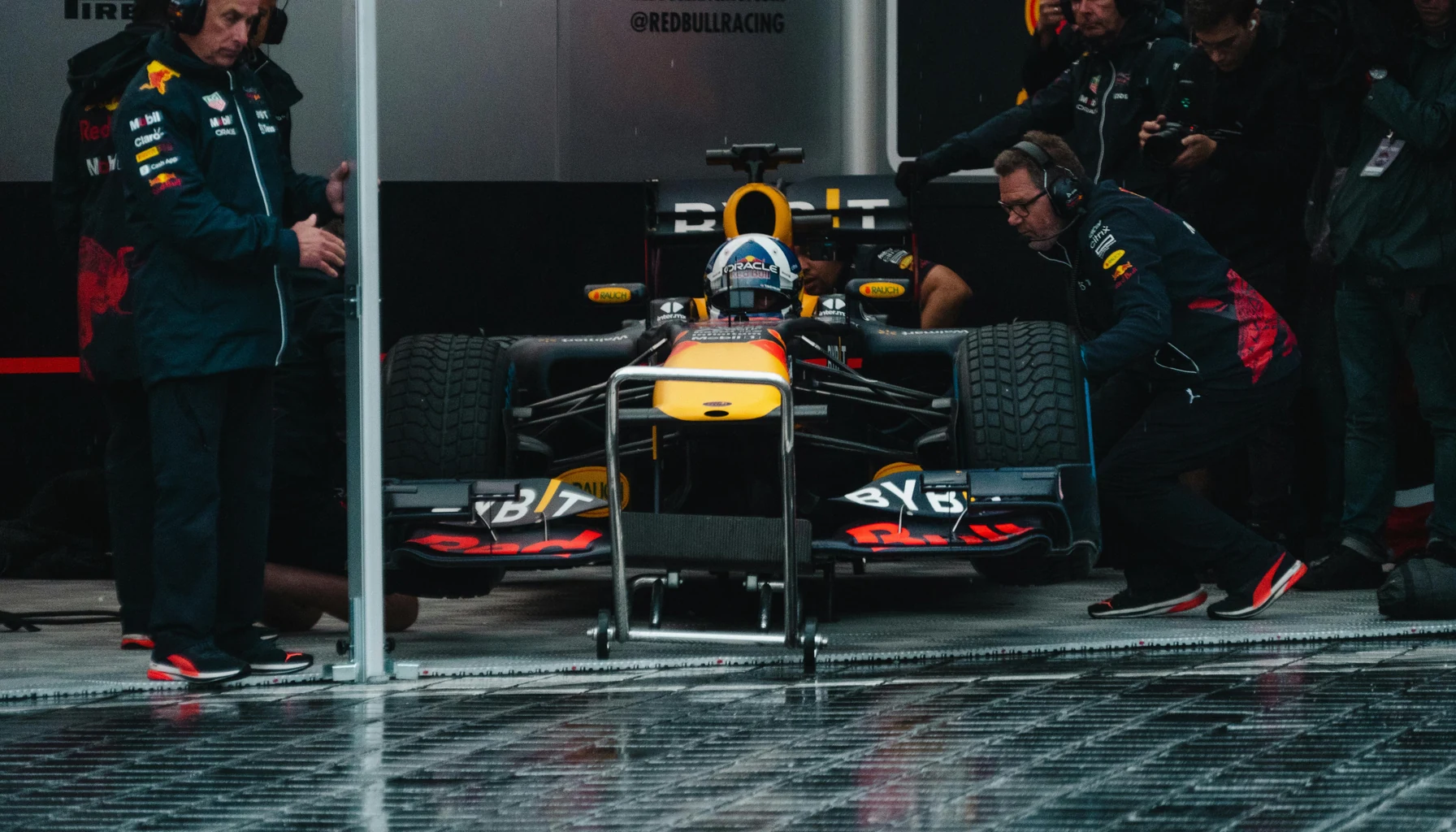 Die Formel 1 ist die Marken-Spitze des Motorsports. Was sie technisch, sportlich und kulturell ausmacht — und wo ihre Grenzen liegen.