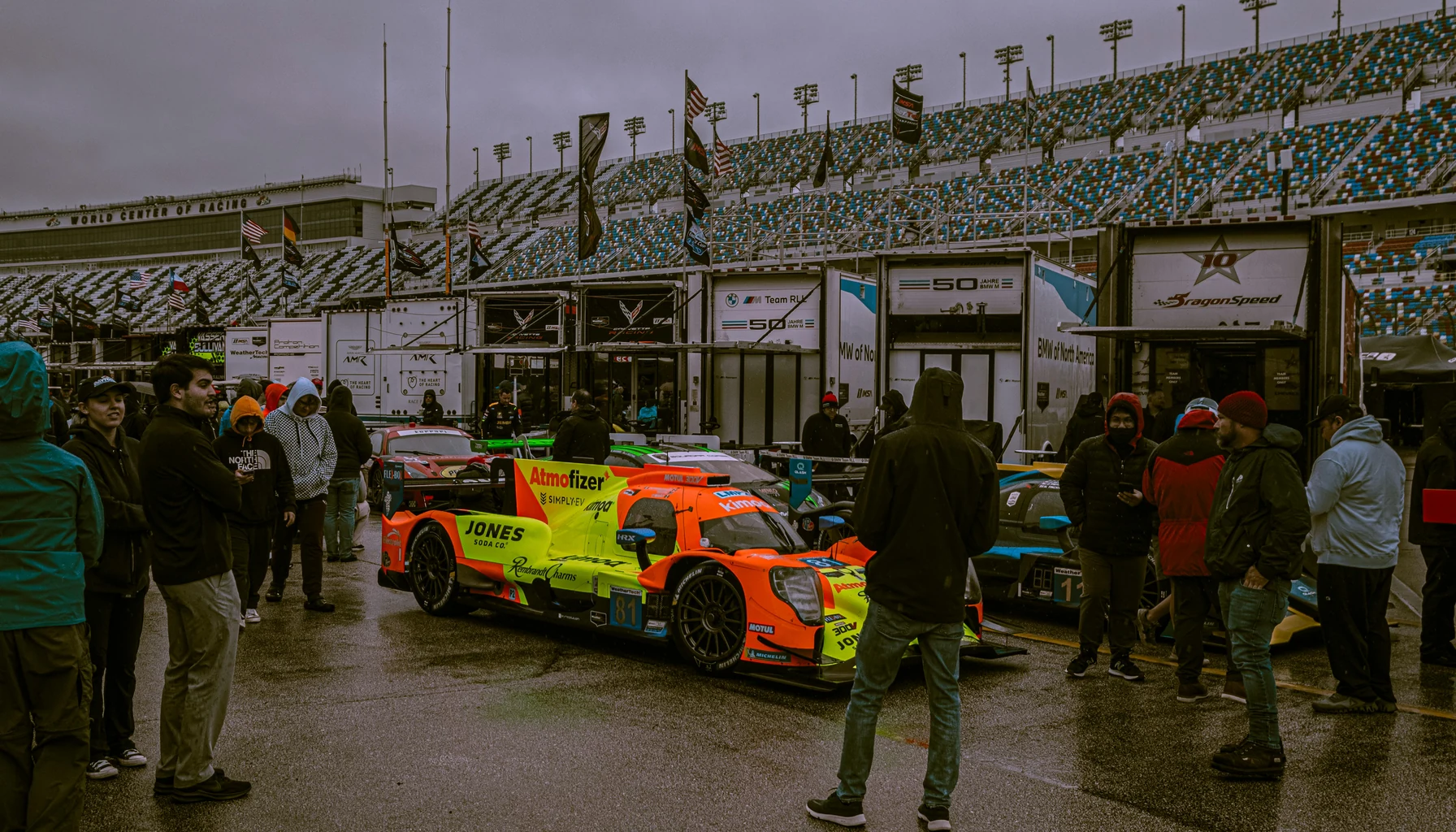 Die IMSA SportsCar Championship ist die amerikanische Sportwagen-Meisterschaft. Was GTP, LMP2, GTD bedeuten — und warum Daytona, Sebring, Petit Le Mans Pflicht sind.