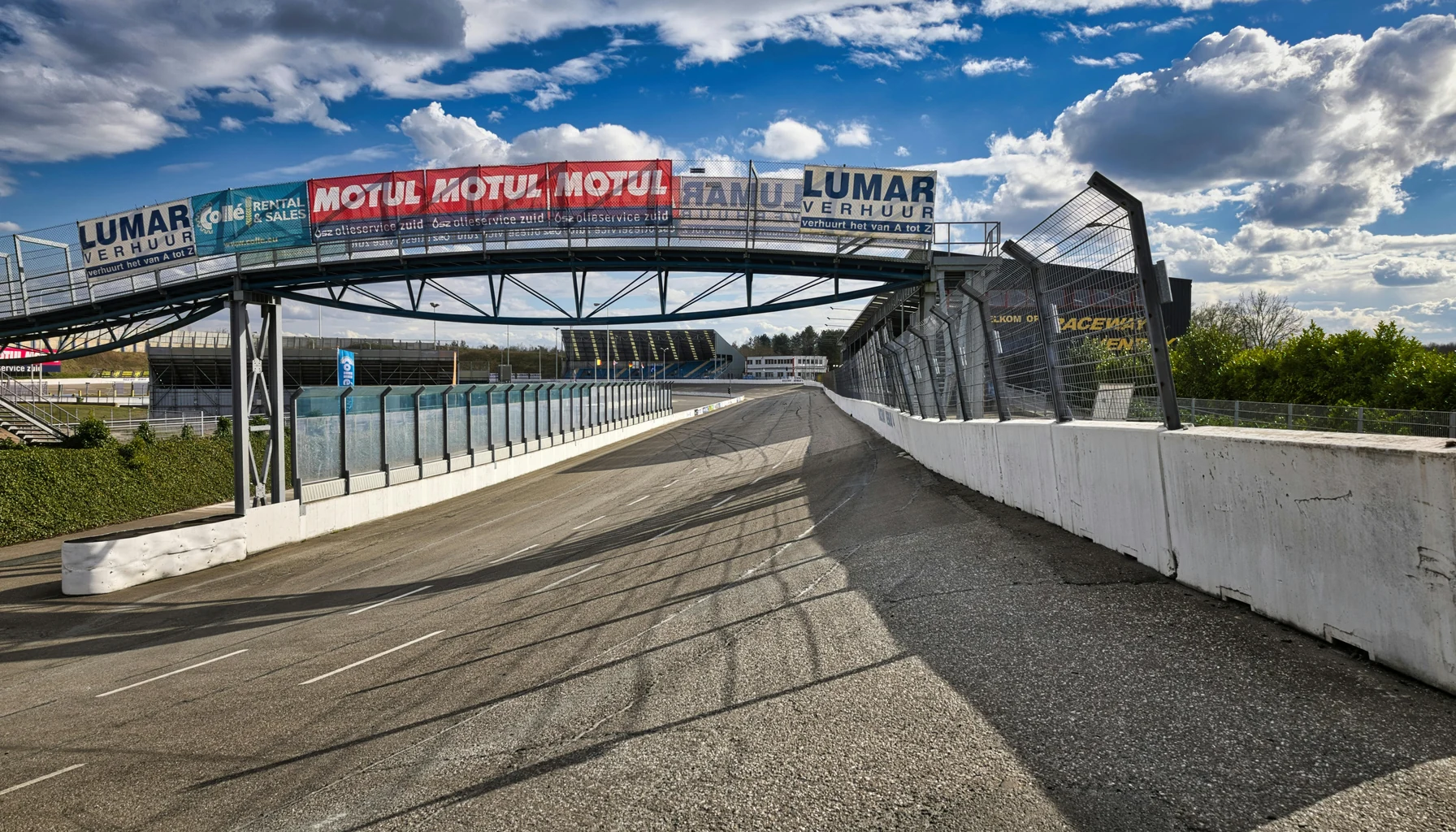 Der Lausitzring in Brandenburg: konfigurierbar, sicher, ehrlich. Warum die unterschätzteste deutsche Rennstrecke die beste Trainings-Wahl für Einsteiger ist.